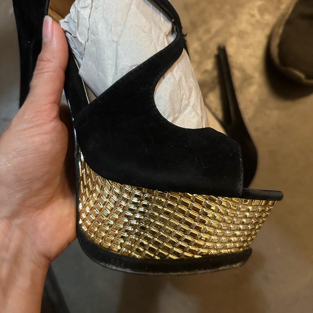 Liliana Black Heels with Gold Platform - Picture 3 of 9